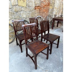Cztery drewniane krzesła